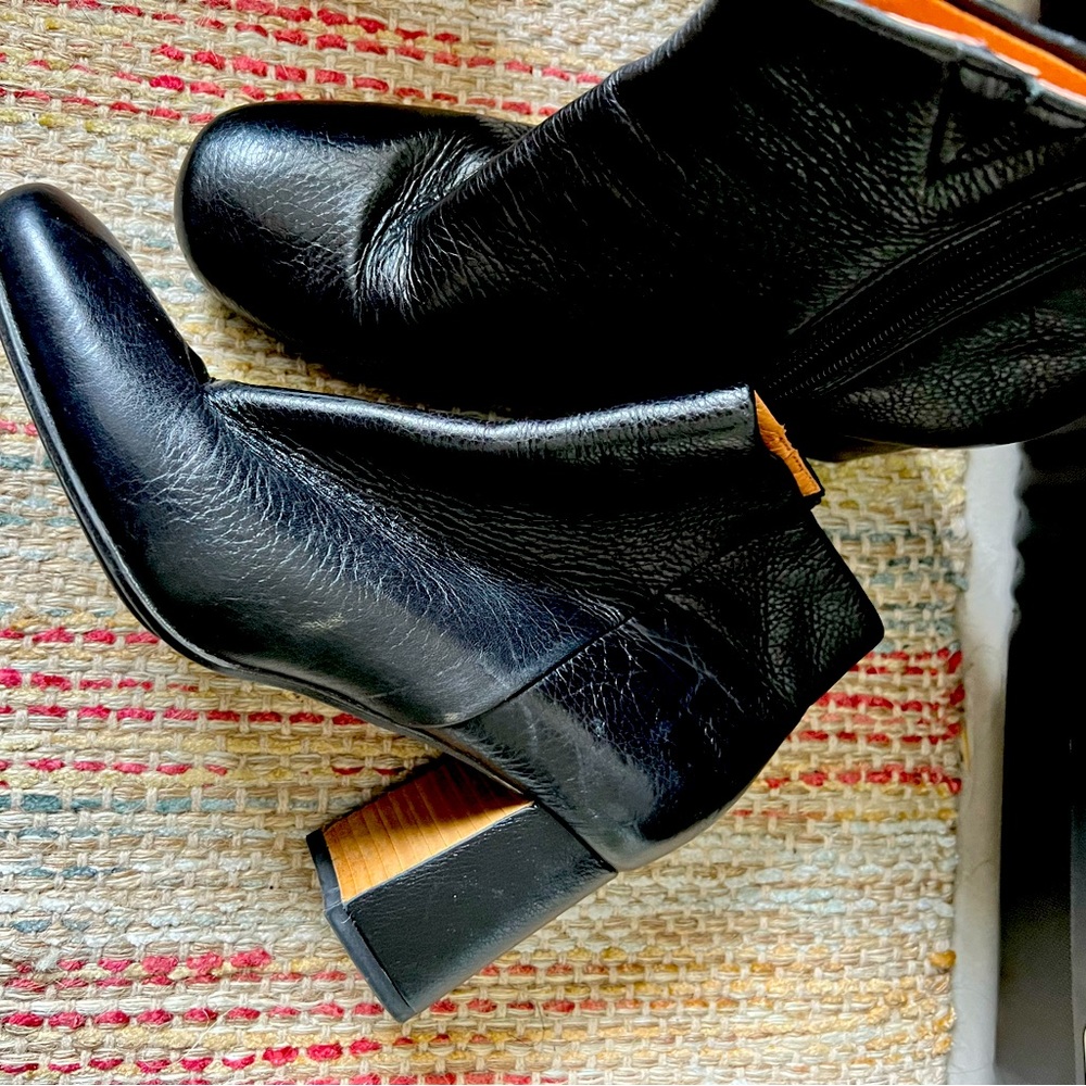Kenneth Cole black leather bootie